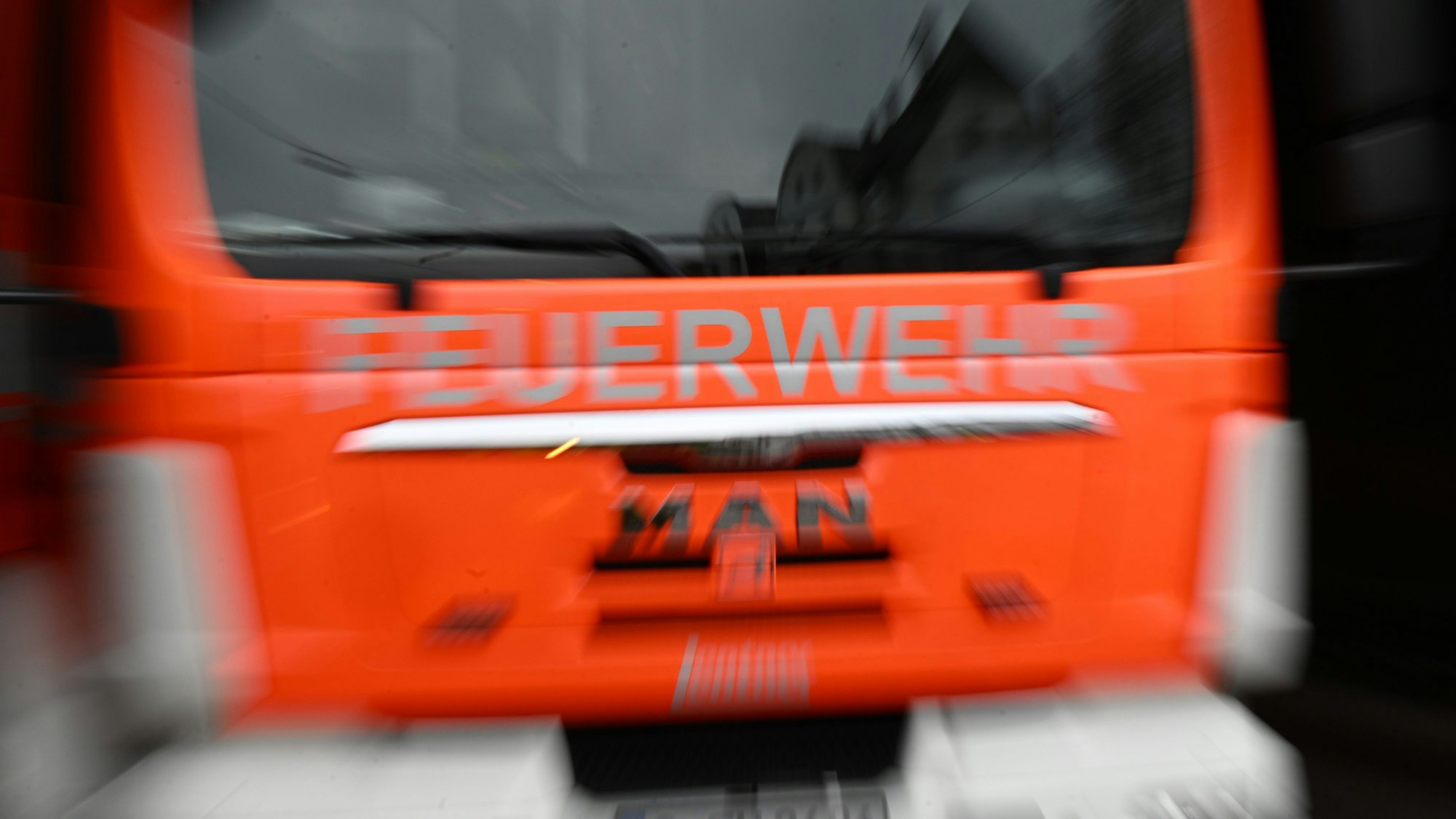 Der Schriftzug Feuerwehr ist auf einem Einsatzfahrzeug der Feuerwehr angebracht.