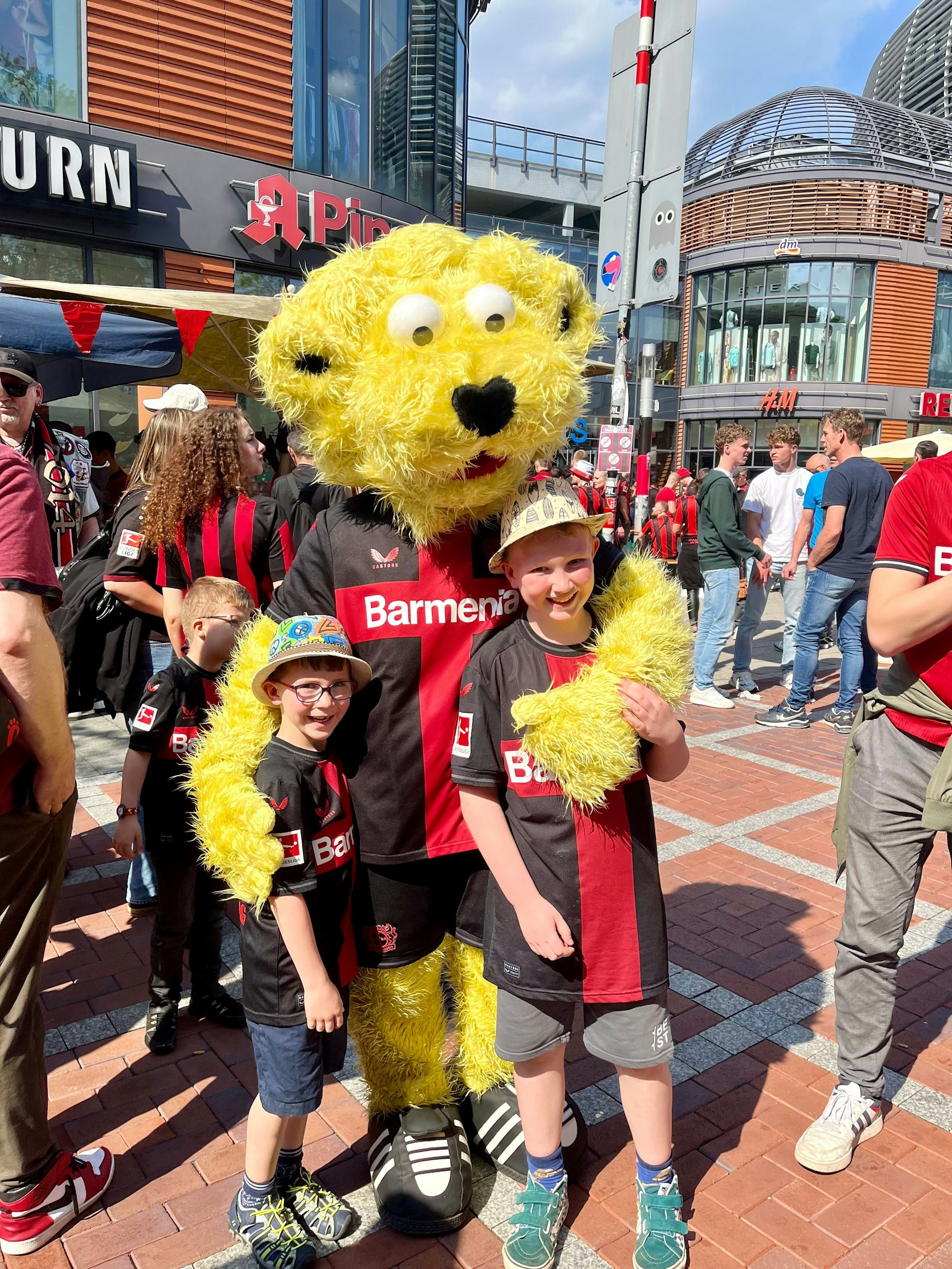 Felix (l) und Mattes mit Brian the Lion.
