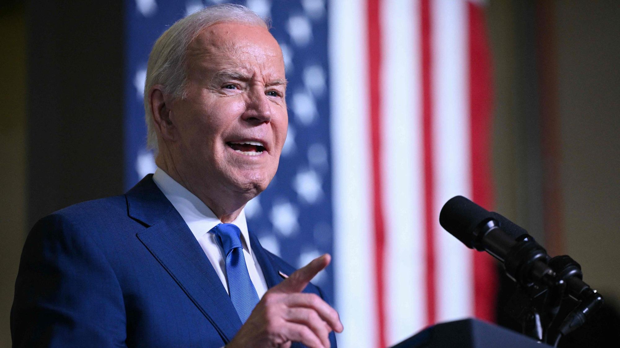 Es ist Joe Biden zu sehen, der eine Rede hält.