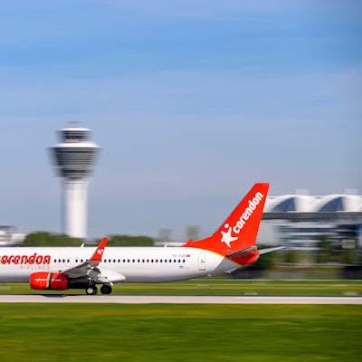 Eine Boeing 737 der türkischen Billigfluggesellschaft Corendon Airlines beim Landeanflug in hoher Geschwindigkeit vor einem Tower eines Flughafens. (Symbolbild)