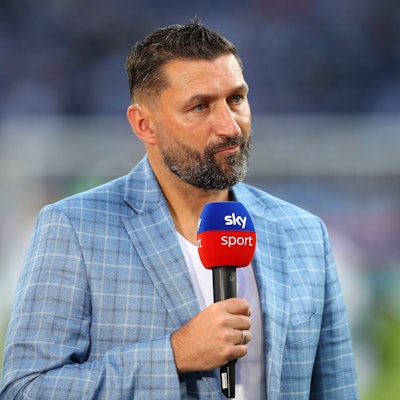 Torsten Mattuschka spricht als TV-Experte für Sky vor einem Zweitliga-Spiel.