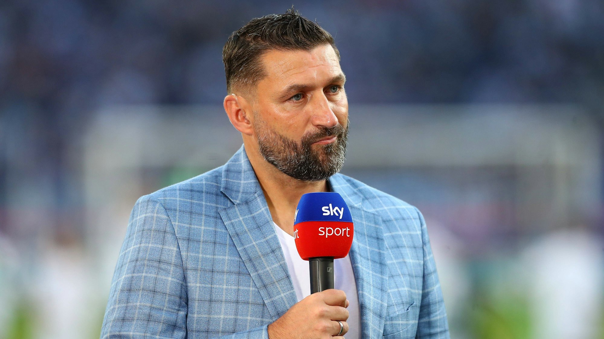 Torsten Mattuschka spricht als TV-Experte für Sky vor einem Zweitliga-Spiel.
