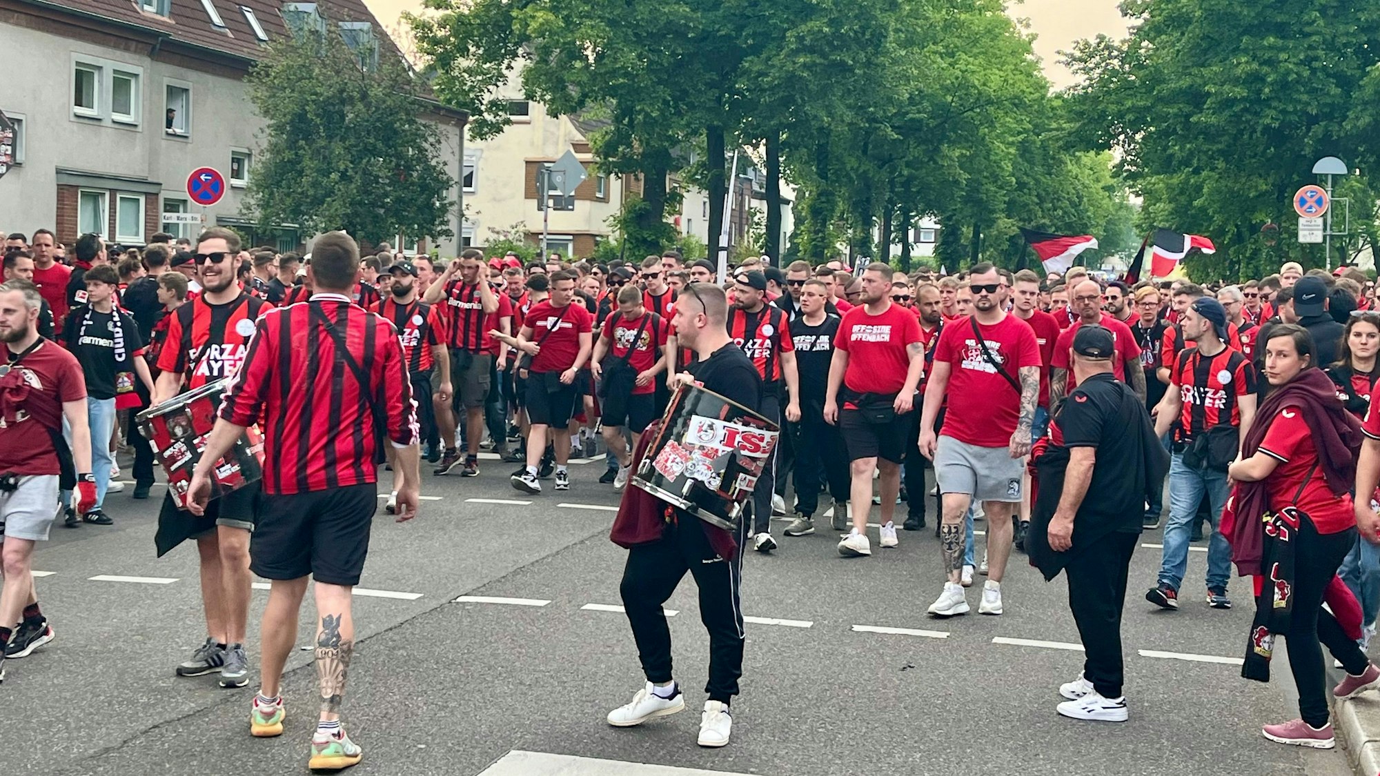 Der Fanmarsch legt einen Stopp am Stadioneck ein.