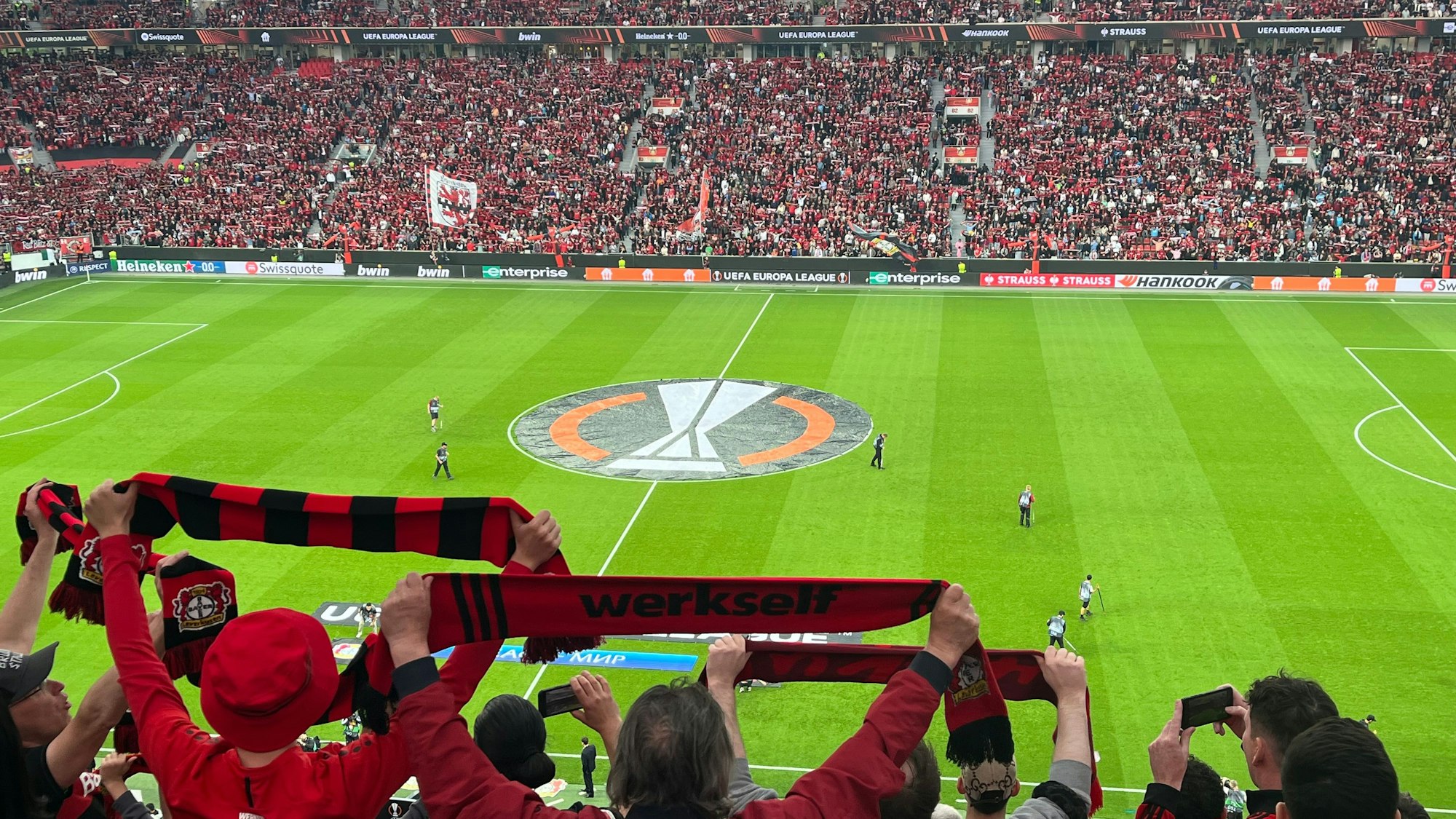 Fans in der Bay-Arena beim Europa-League-Halbfinale der Werkself gegen die AR Rom.