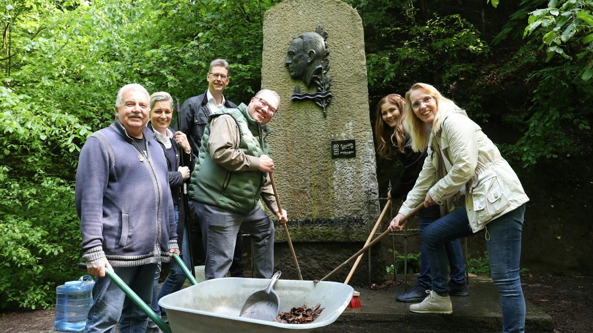 Vorbereitung auf 75 Jahre Willi-Ostermann-Denkmal (von links): Frank Carlsson (GKKG), Tina Lehmann (GKKG), Ralf Klösges (KSK), Guido Hoffmann (GKKG), Lisa Limmer (KSK) und Mechthild Kuchta (KSK).