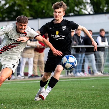 Zwei A-Jugend-Fußballer der JSG Erft Euskirchen und von Bayer Leverkusen kämpfen um den Ball.
