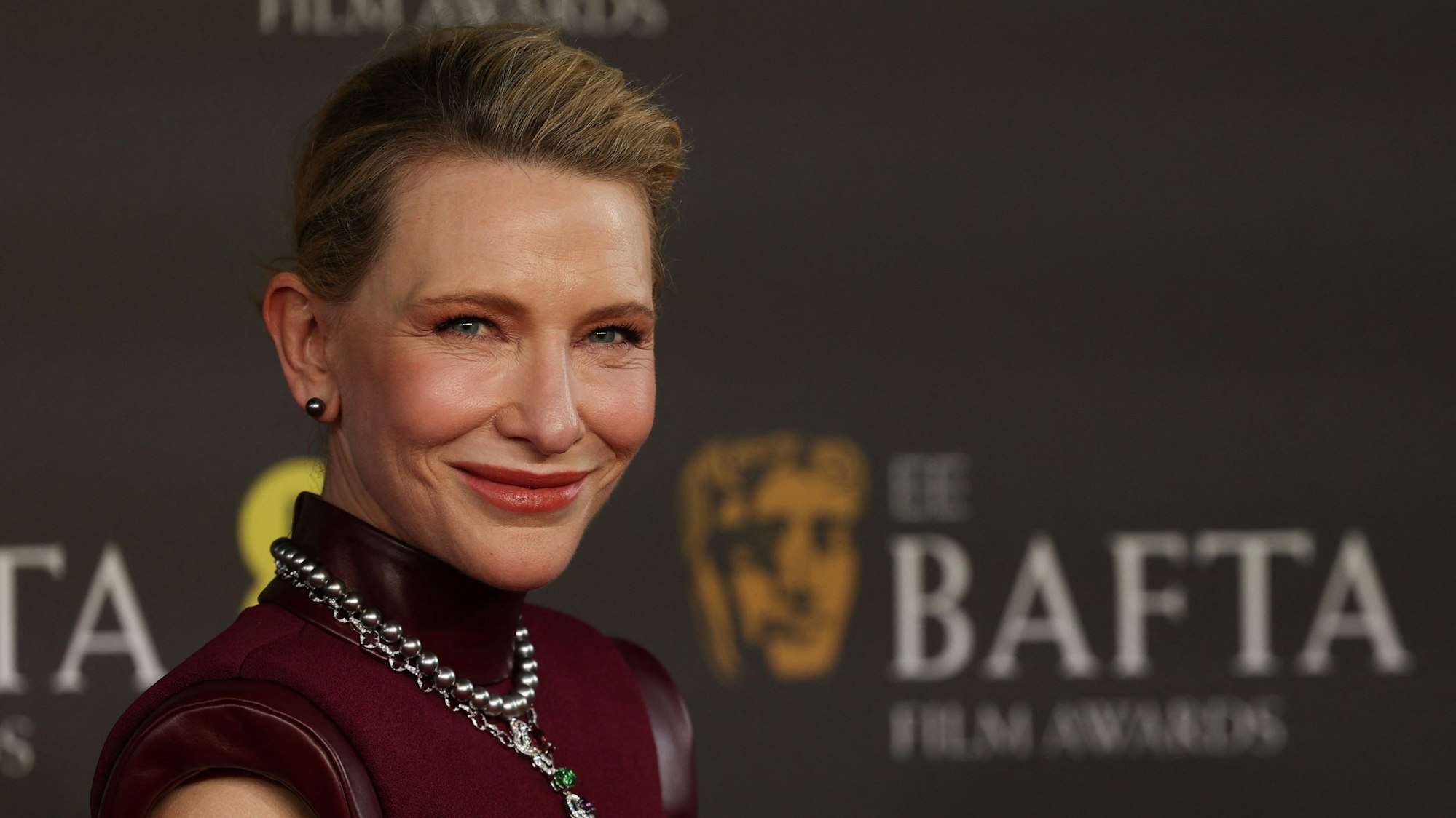 Es ist Cate Blanchett zu sehen, wie sie lächelt.