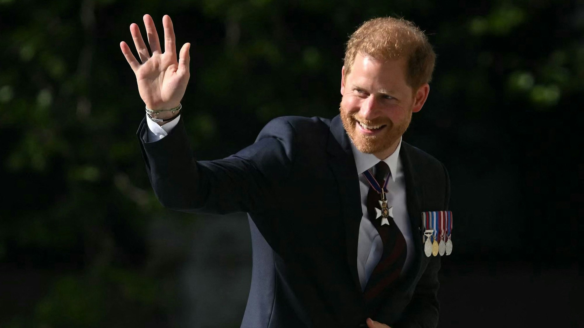 Prinz Harry, Herzog von Sussex, winkt bei seiner Ankunft zu einer Zeremonie anlässlich des 10-jährigen Bestehens der Invictus Games.