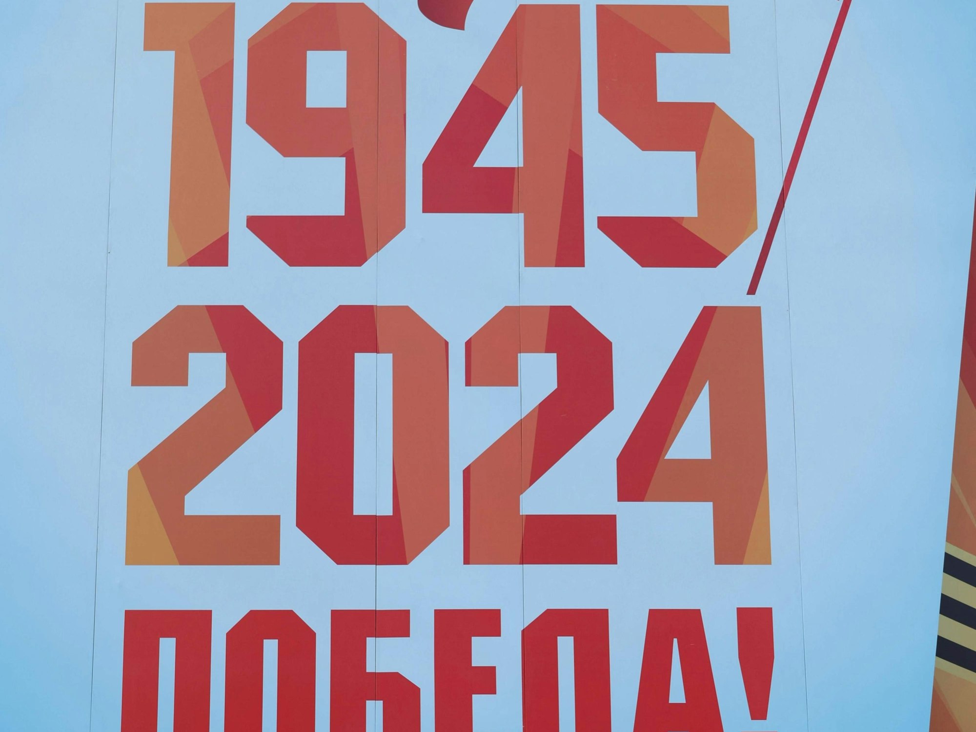 Ein Plakat der russischen Militärparade zeigt die Zahlen 1945 und 2024 im Gedenken an den Sieg gegen die Nazis.