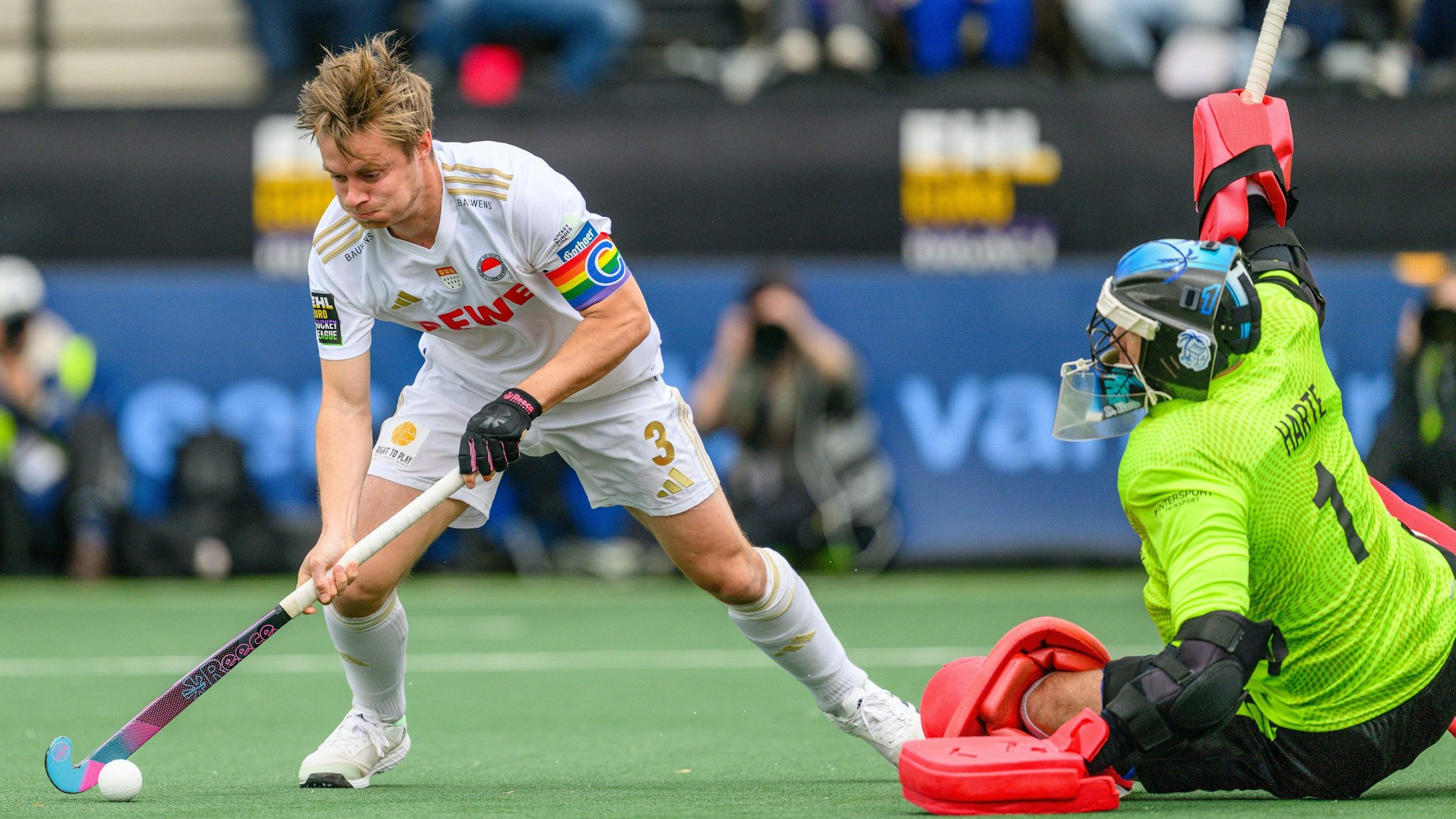 AMSTELVEEN, 31-03-2024, Wagener Stadion, Euro Hockey League FINAL4 Men 2023-24. Mats Grambusch and David Harte during the shoot-outs of the match Kampong - Rot-Weiss Koln. Kampong - Rot-Weiss Koln PUBLICATIONxNOTxINxNED x24873176x Copyright: