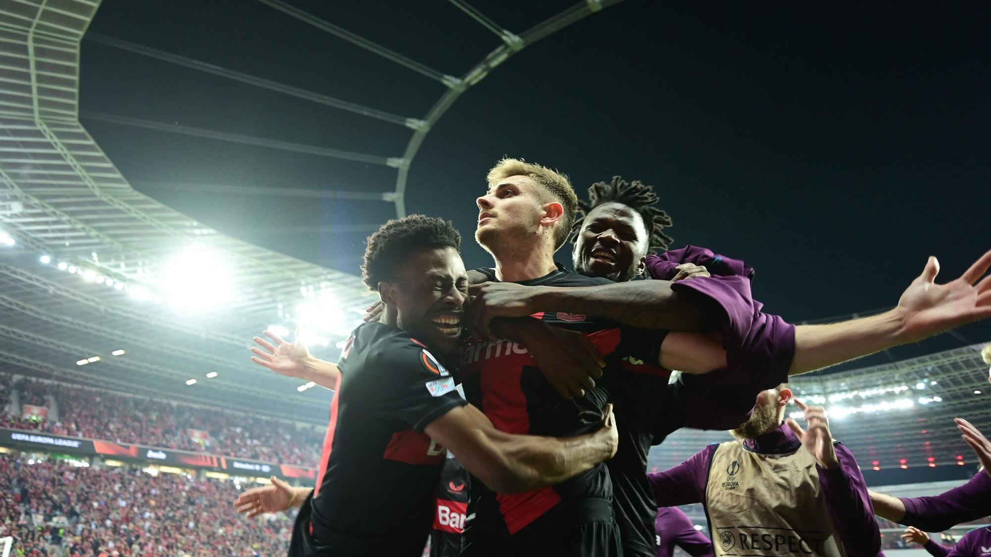 Leverkusen's players celebrate after Bayer Leverkusen's Croatian defender #02 Josip Stanisic (C) scored the 2-2 during the UEFA Europa League semi final second leg football match between Bayer Leverkusen and ASC Roma in Leverkusen, on May 9, 2024. (Photo by INA FASSBENDER / AFP)