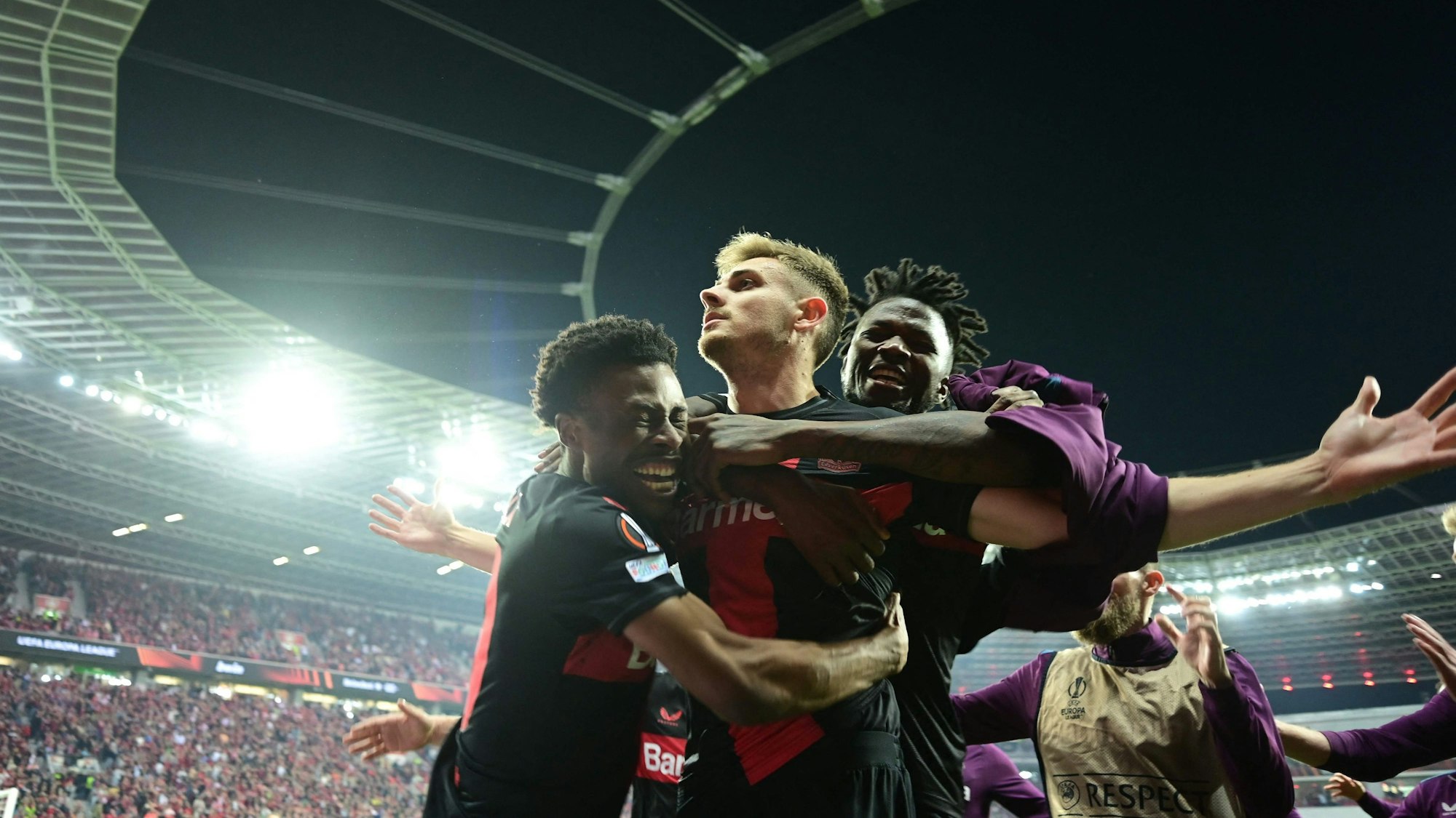 Leverkusen's players celebrate after Bayer Leverkusen's Croatian defender #02 Josip Stanisic (C) scored the 2-2 during the UEFA Europa League semi final second leg football match between Bayer Leverkusen and ASC Roma in Leverkusen, on May 9, 2024. (Photo by INA FASSBENDER / AFP)