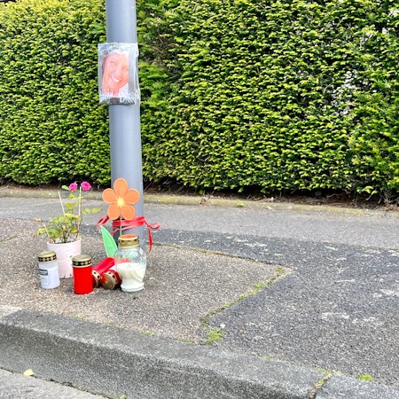 Blumen und Grablichter zum Gedenken an die erstochene Frau in der Ilmstraße