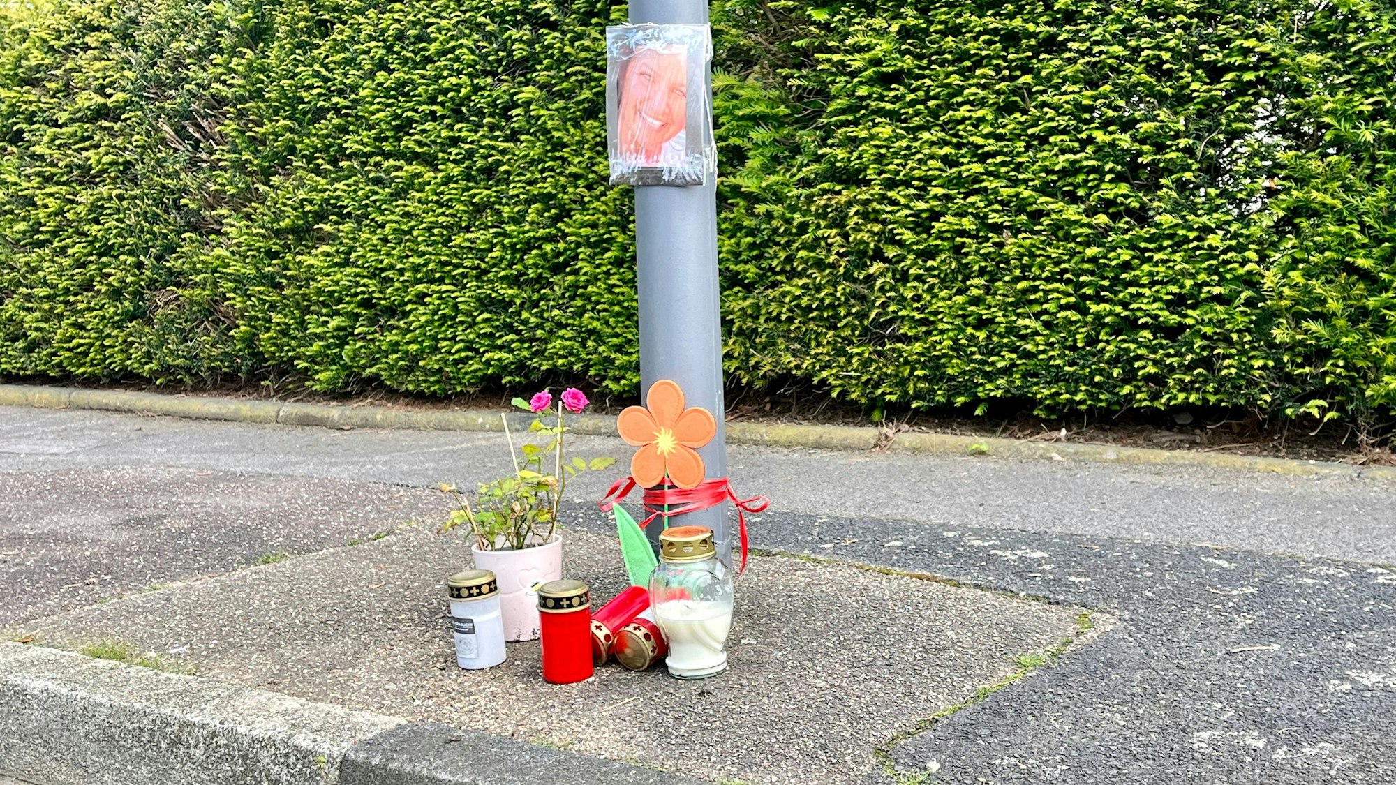 Blumen und Grablichter zum Gedenken an die erstochene Frau in der Ilmstraße