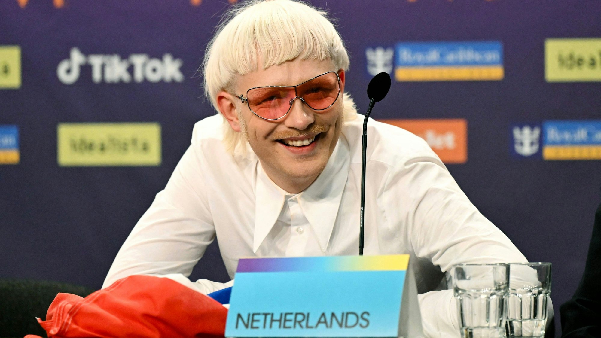 Joost Klein bei der Pressekonferenz.