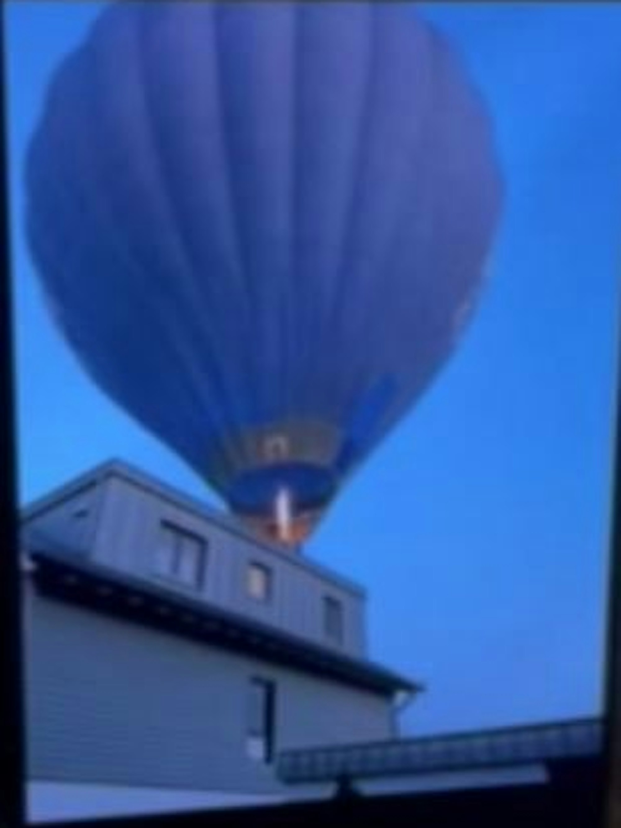 Der voll besetzte Heißluftballon kratzte über das Hausdach in Eschweiler.