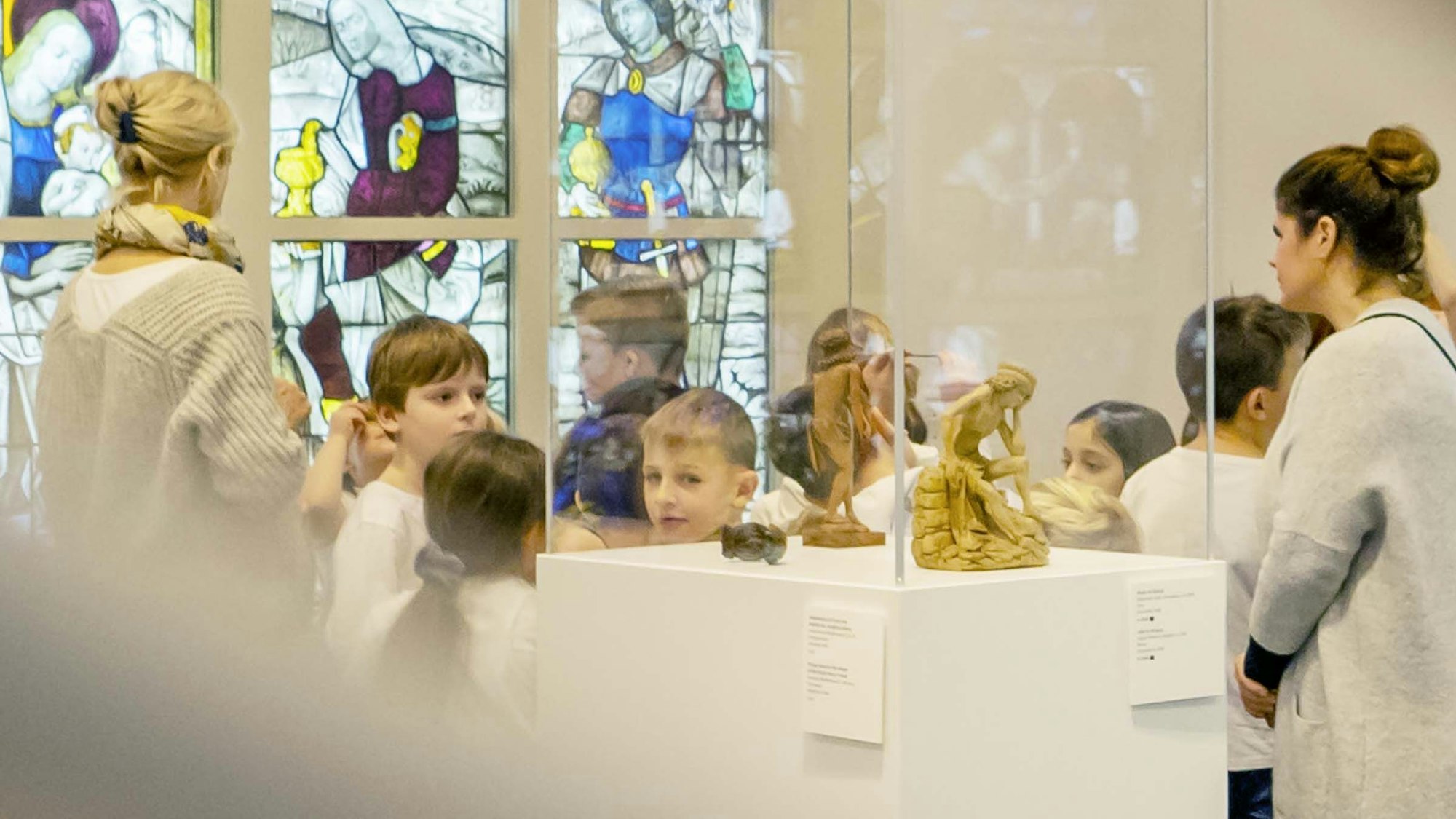 Kinder in einem Museum.