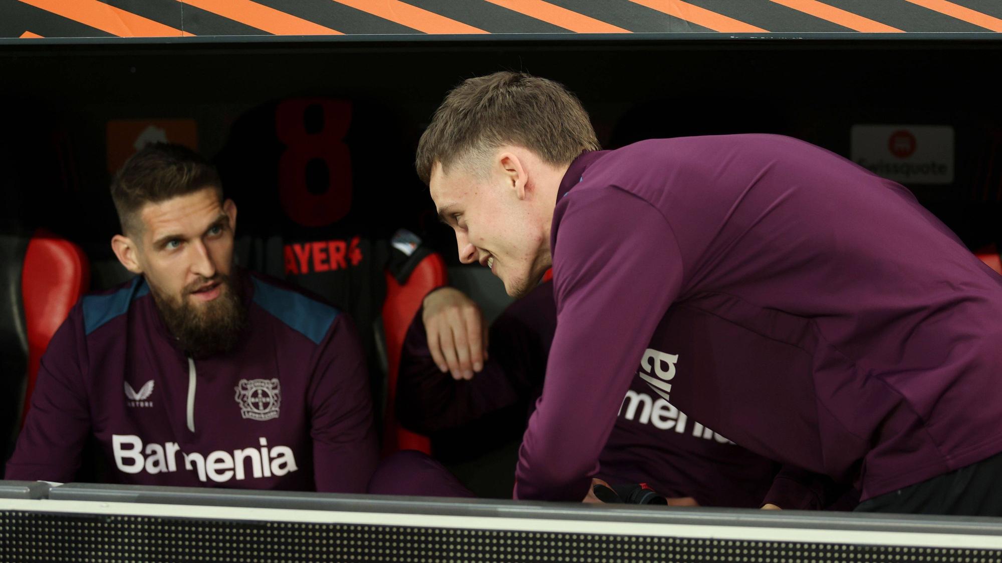 Leverkusen-Profi Florian Wirtz macht sich im Spiel gegen die AS Rom für seine Einwechslung bereit.