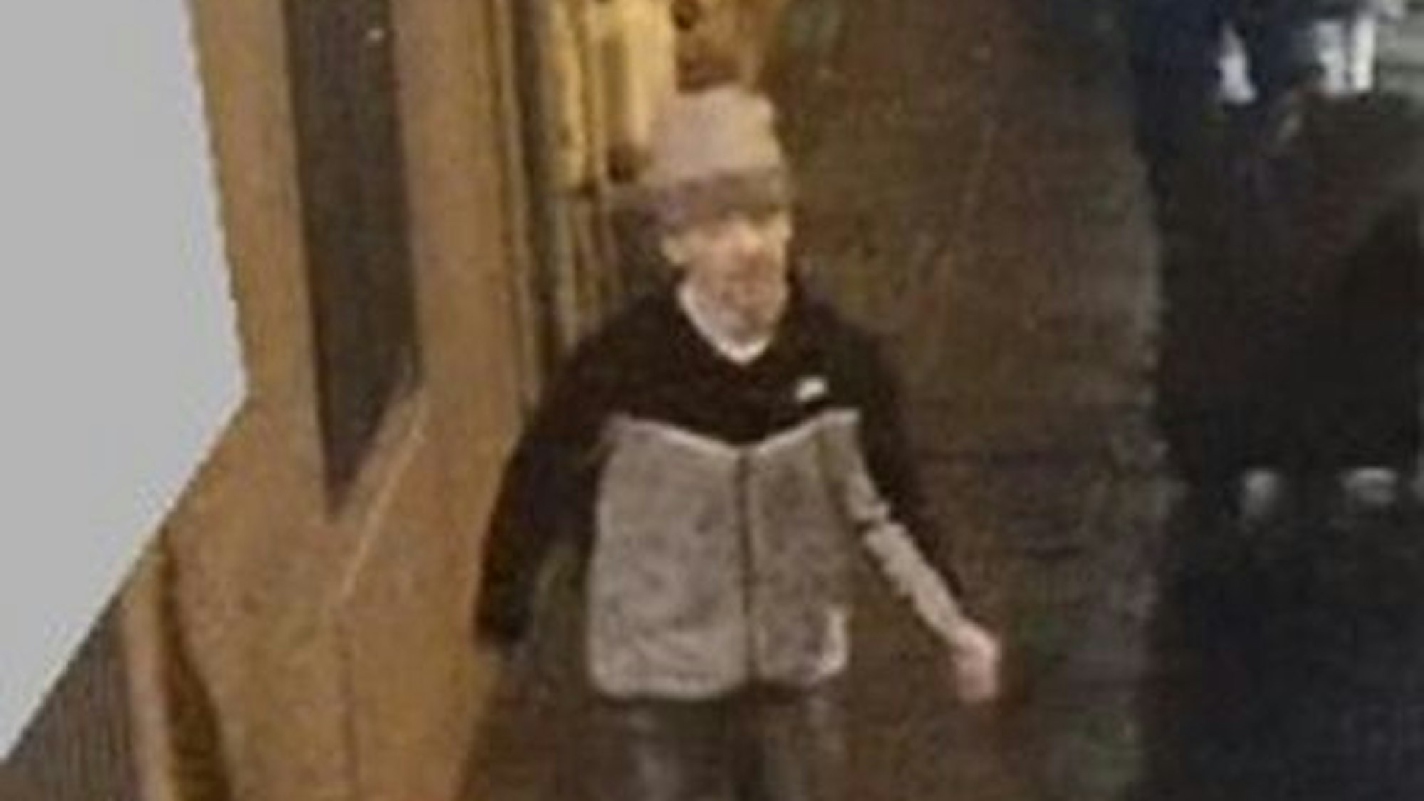 Mit Fotos aus der polizeilichen Videoüberwachung nach den Verdächtigen, die am 3. Februar einen 15-Jährigen überfallen haben sollen.