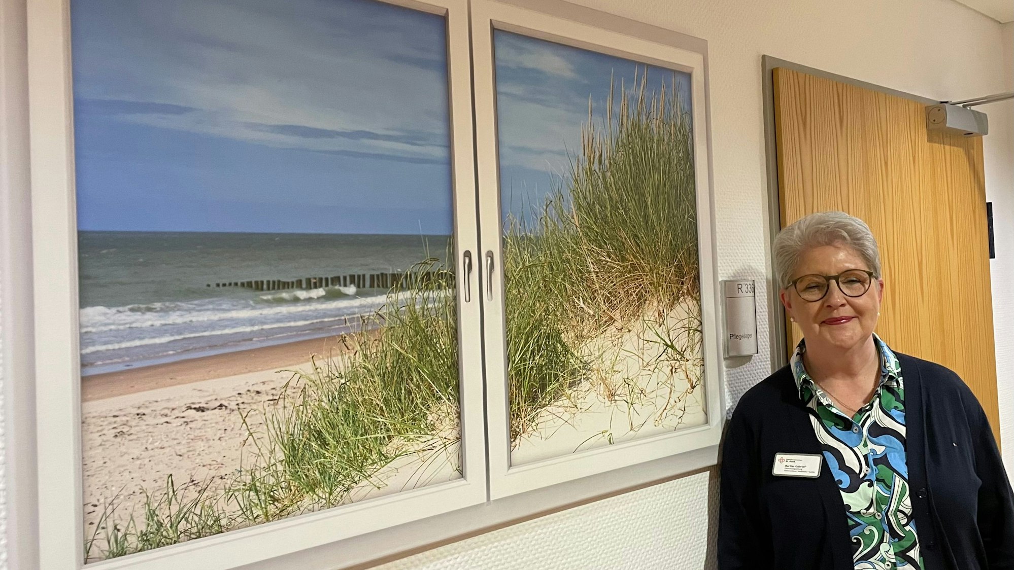 Marlies Gabriel, Leiterin Seniorenhaus St. Anna in Lindenthal vor einer Fensterattrappe.