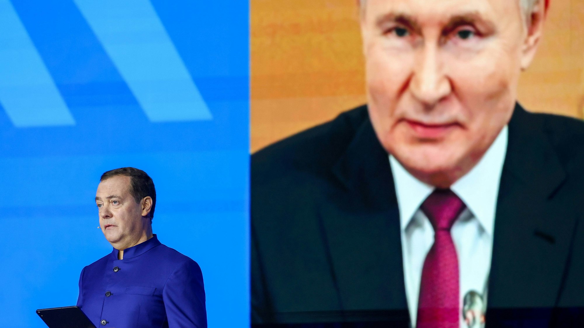 Dmitri Medwedew bei einer Rede. Hinter ihm prangt ein Bild von Kremlchef Wladimir Putin.