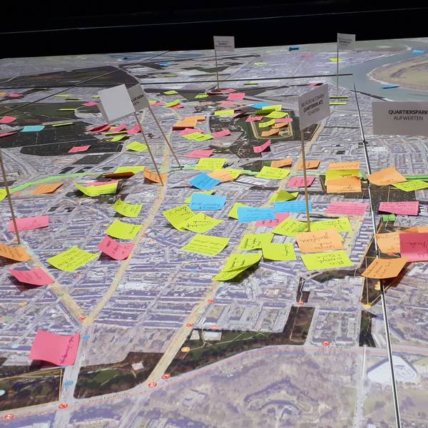 Auf einem überdimensionalen Stadtplanmodell des Bezirks Nippes trugen die Gäste ihre Ideen und Anregungen für das Nippeser Grün ein.