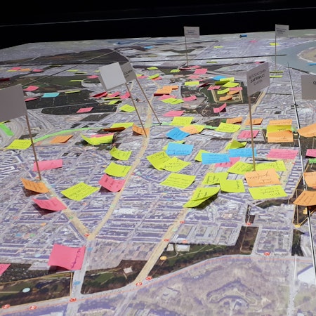 Auf einem überdimensionalen Stadtplanmodell des Bezirks Nippes trugen die Gäste ihre Ideen und Anregungen für das Nippeser Grün ein.