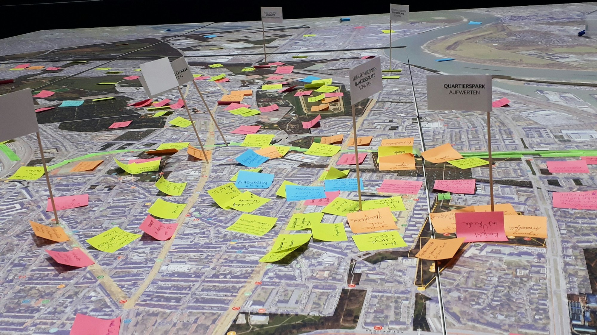Auf einem überdimensionalen Stadtplanmodell des Bezirks Nippes trugen die Gäste ihre Ideen und Anregungen für das Nippeser Grün ein.