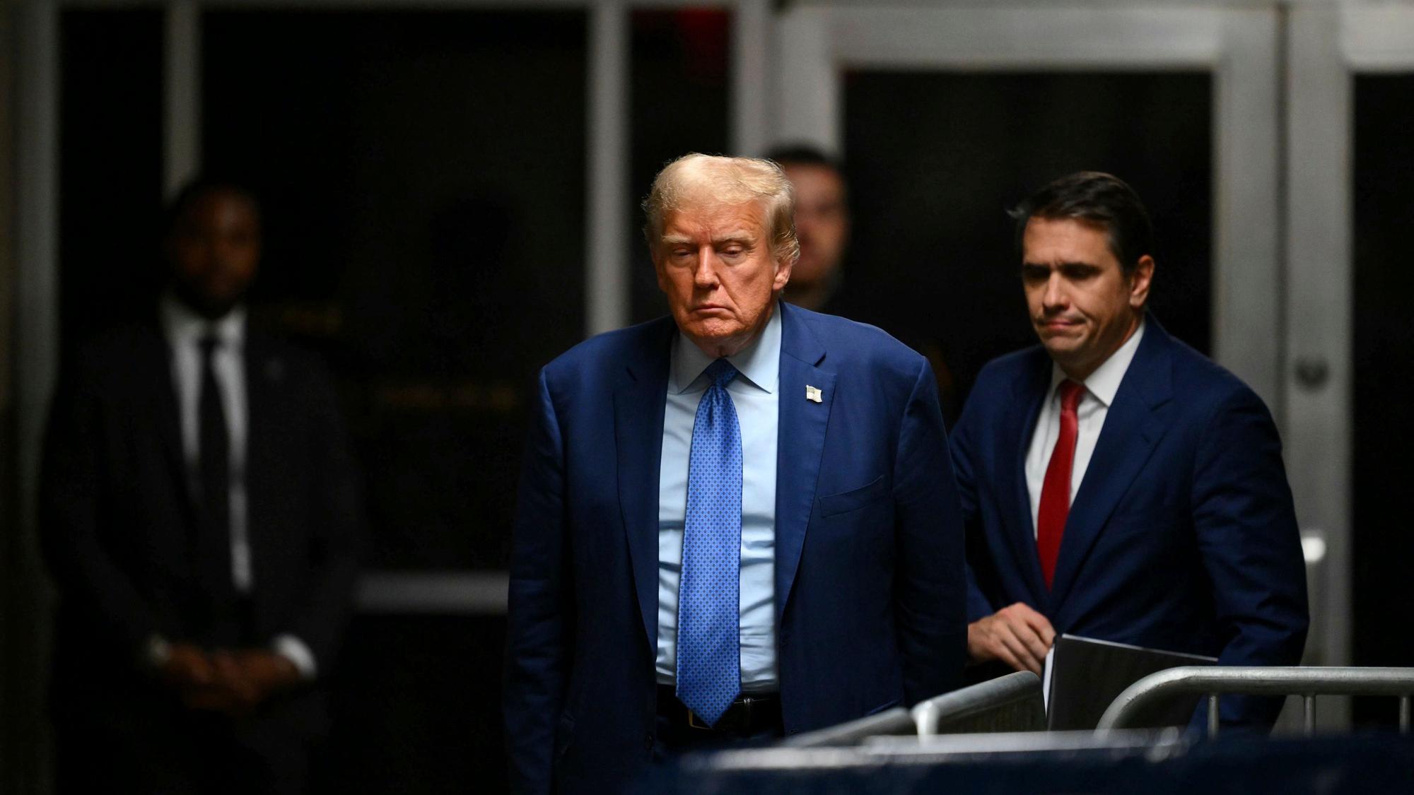 09.05.2024, USA, New York: Der ehemalige Präsident Donald Trump geht am Ende des Tages seines Schweigegeldprozesses in New York zu den Journalisten.