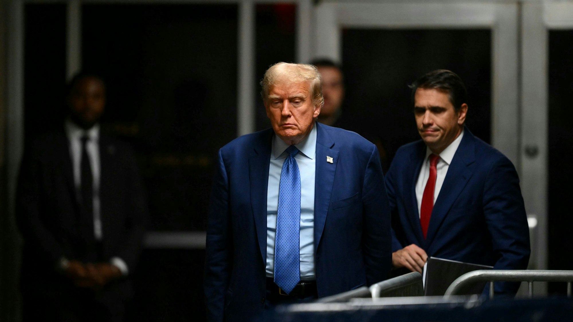 09.05.2024, USA, New York: Der ehemalige Präsident Donald Trump geht am Ende des Tages seines Schweigegeldprozesses in New York zu den Journalisten.