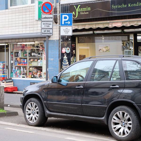 Ein SUV parkt vor einem Geschäft in der Kalk-Mülheimer-Straße.
