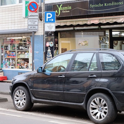 Ein SUV parkt vor einem Geschäft in der Kalk-Mülheimer-Straße.