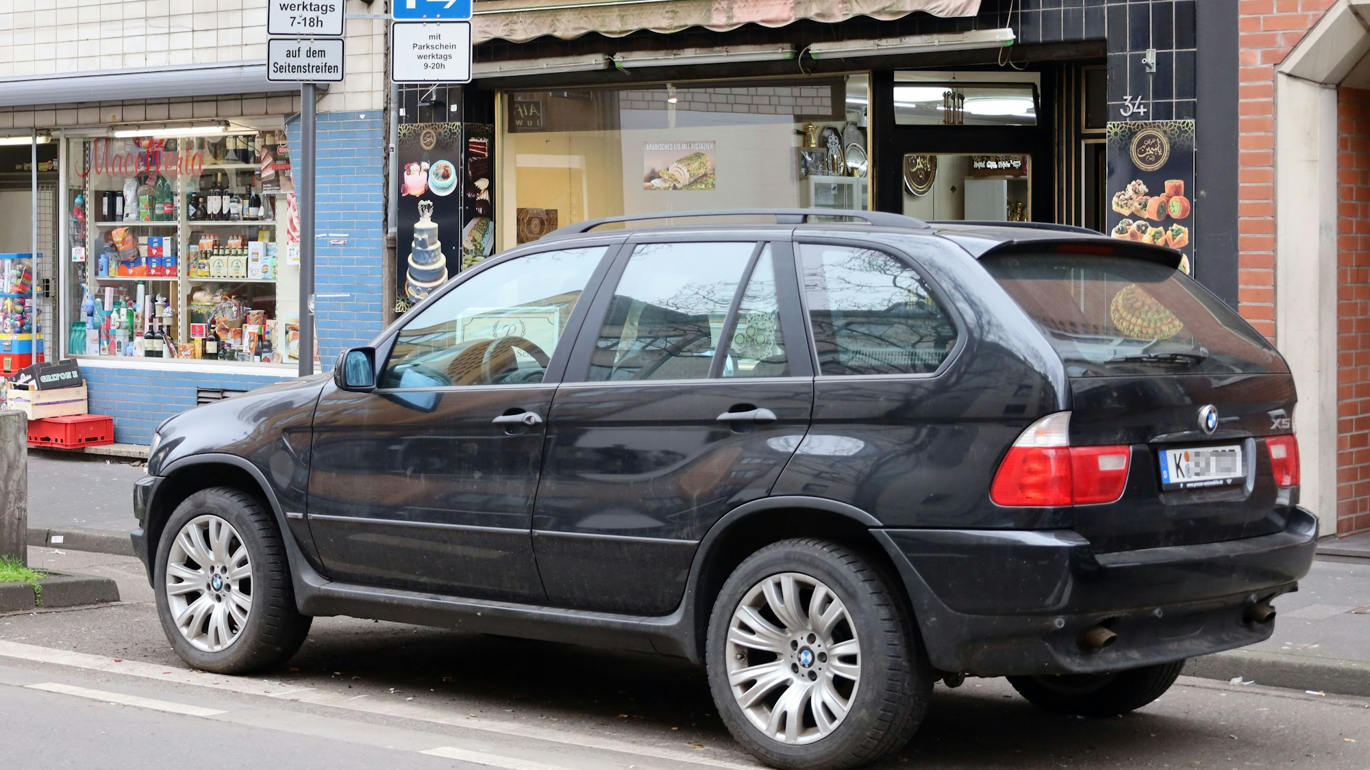 Ein SUV parkt vor einem Geschäft in der Kalk-Mülheimer-Straße.