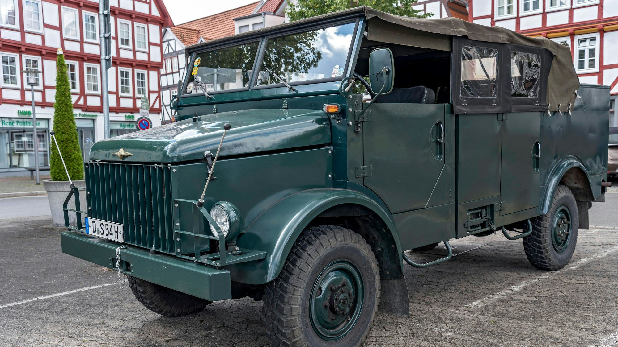 Mit einem Borgward-Militärfahrzeug fuhren in Dresden mehrere Männer am Vatertag durch die Stadt – und zeigten dabei den Hitlergruß. Es war nicht der einzige rechtsextreme Vorfall in Sachsen. (Archivbild)