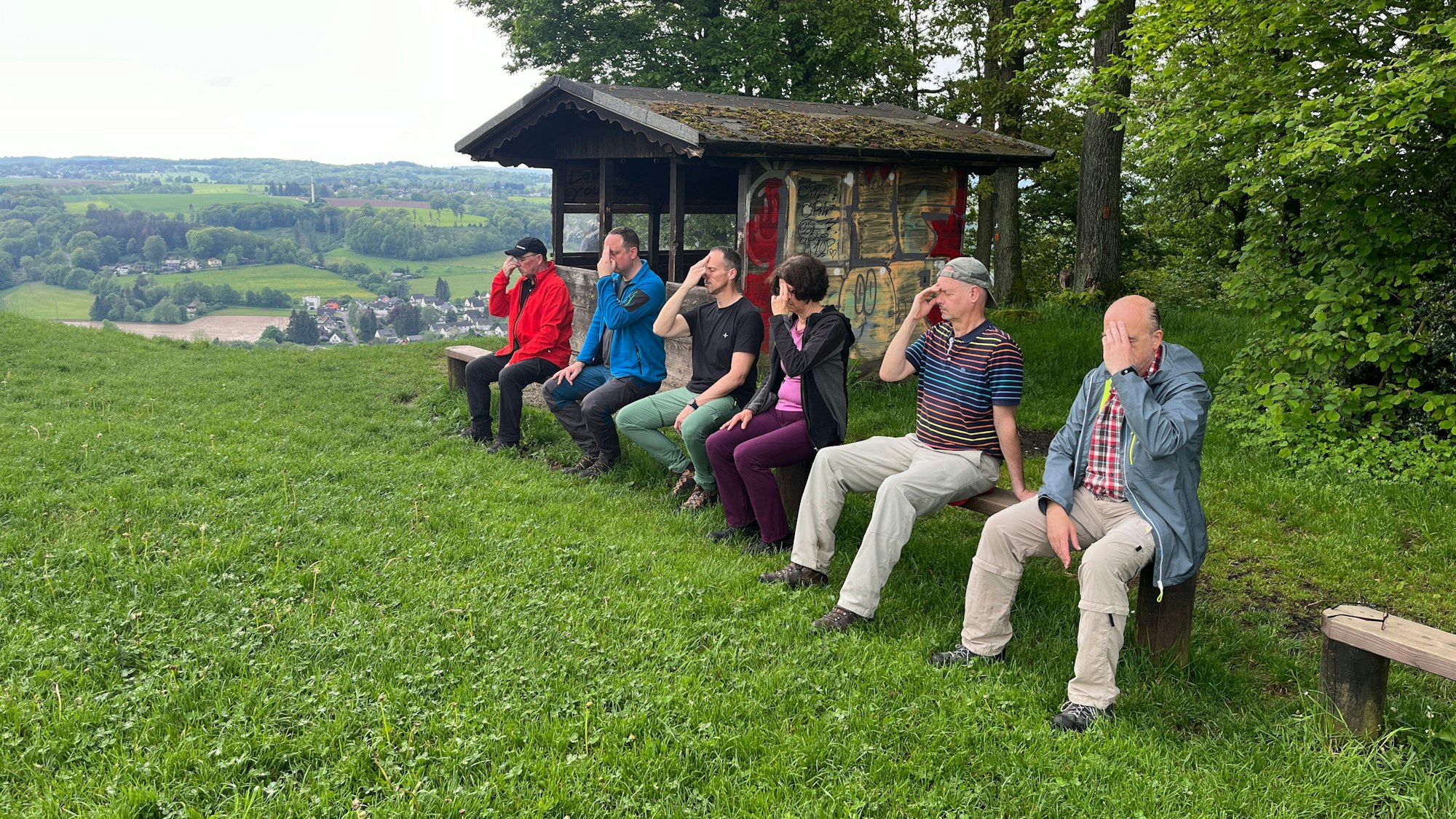 Auf der Stachelhardt machen die Teilnehmer des Kurses „Entspannung und Stressreduktion durch Wandern“ eine Energieaufbau-Übung.