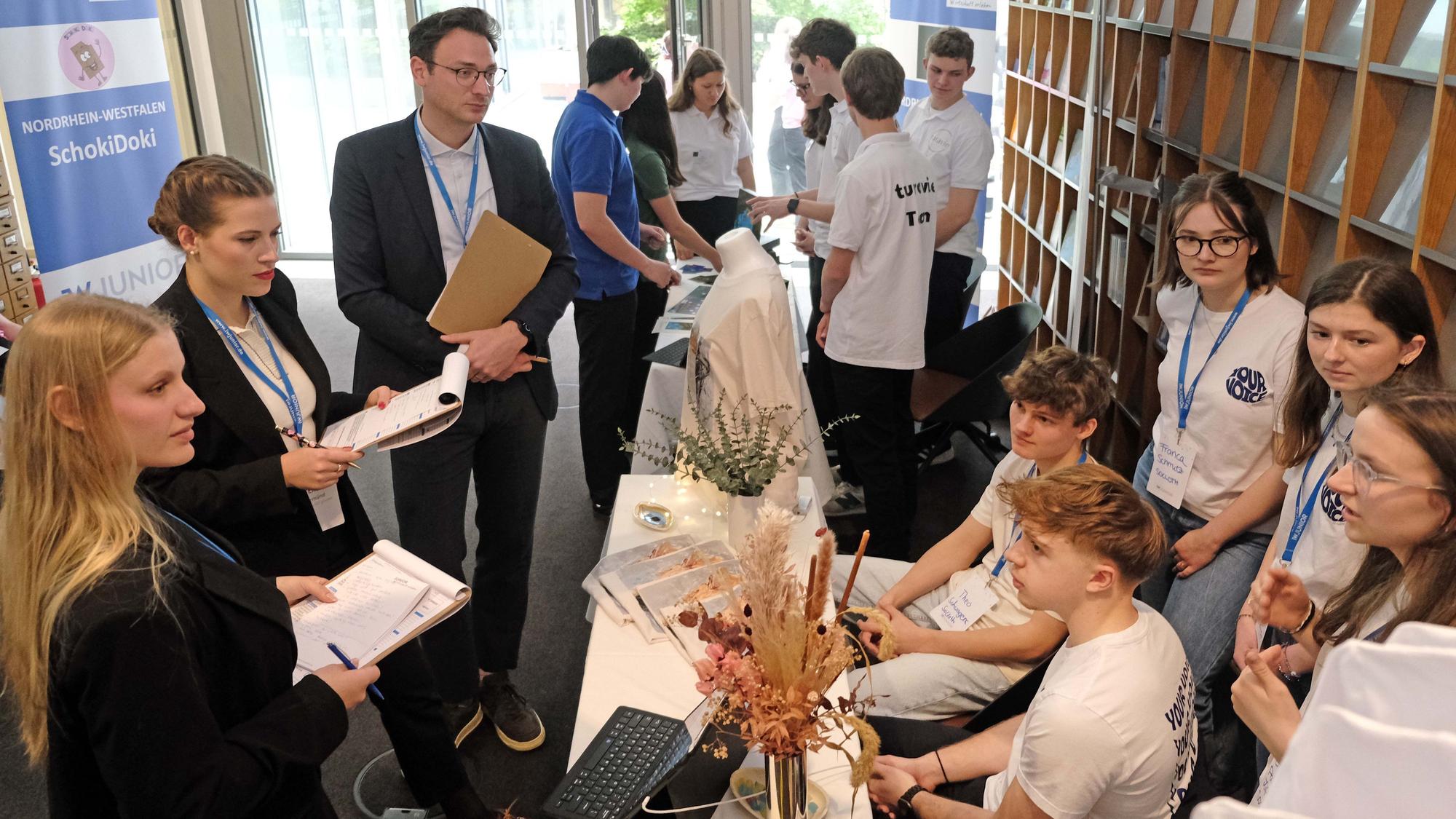 Auf dem Foto sind Schüler des Max-Ernst-Gymnasium zu sehen.