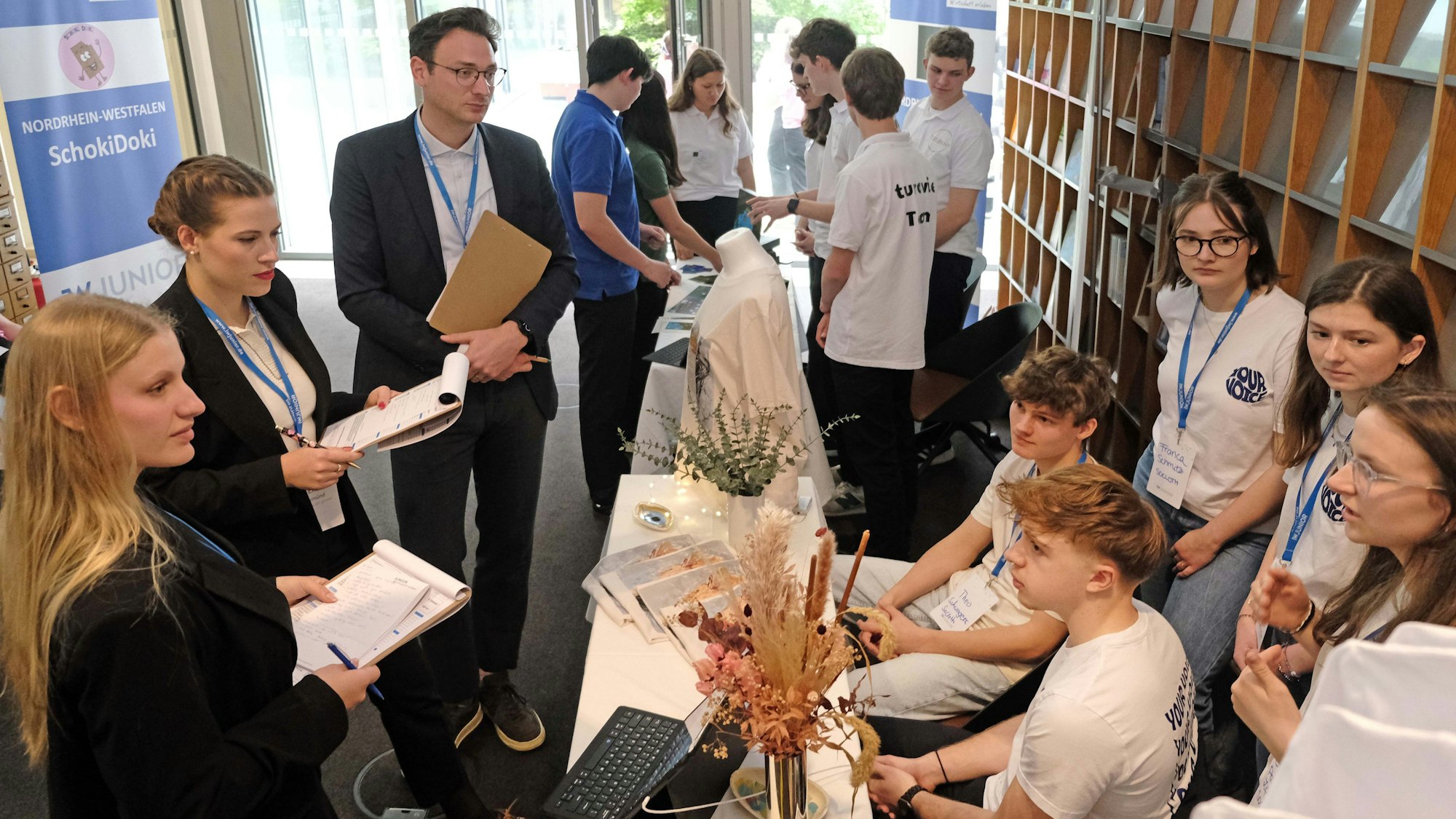 Auf dem Foto sind Schüler des Max-Ernst-Gymnasium zu sehen.