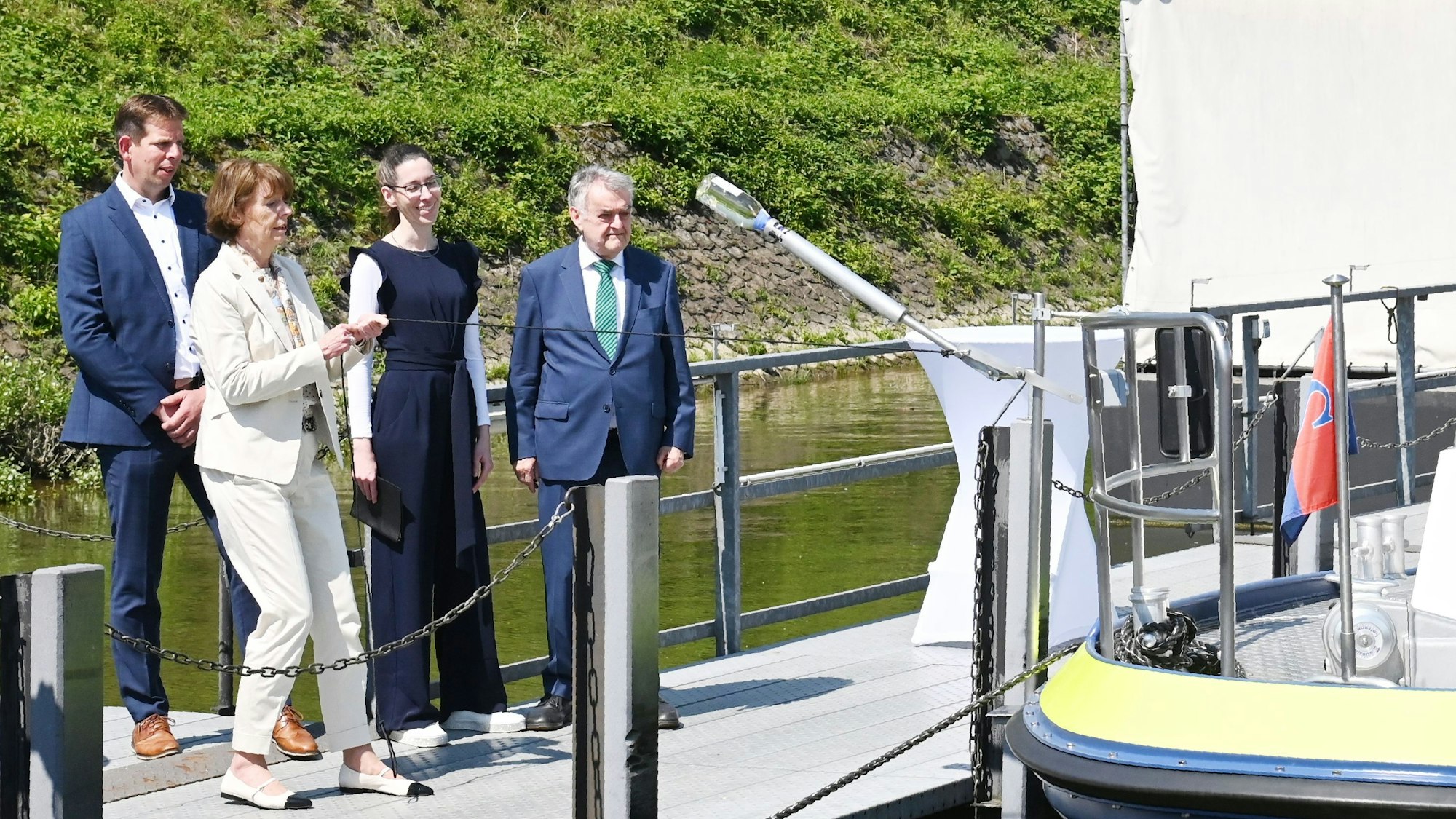 Oberbürgermeisterin Henriette Reker und Innenminister Herbert Reul taufen das neue Boot der Wasserschutzpolizei, die WSP9.