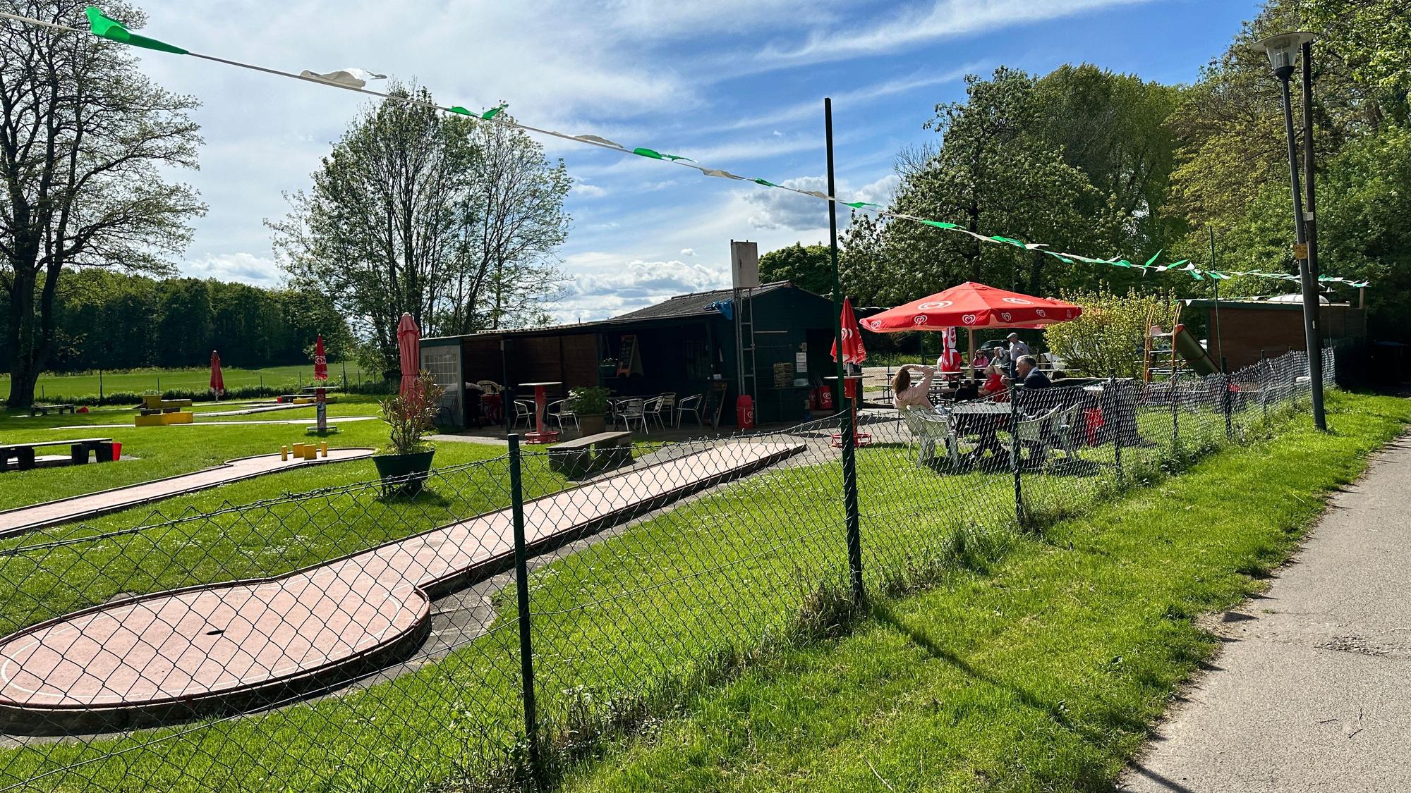 Der Minigolfplatz liegt lauschig direkt am Rhein.