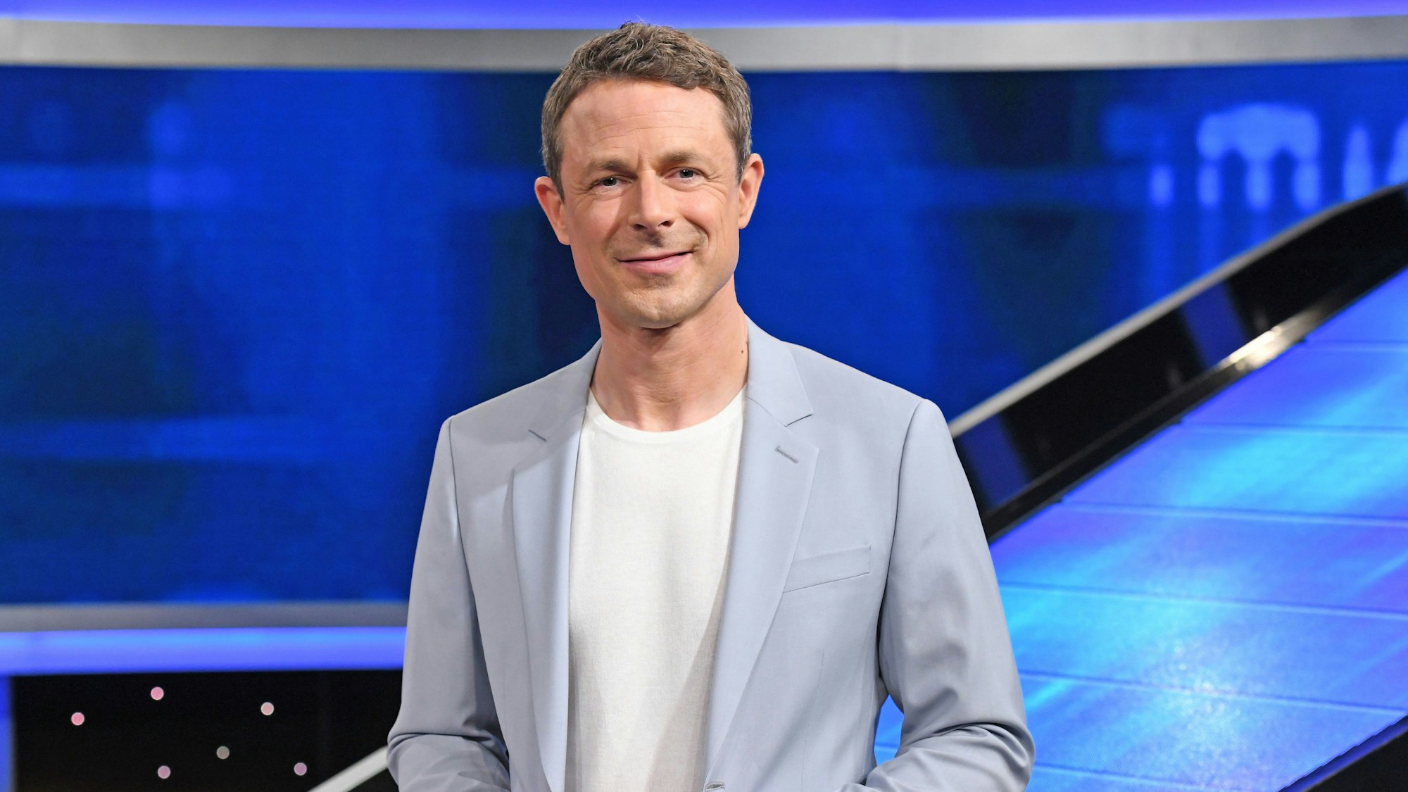 Moderator Alexander Bommes steht im im TV-Studio von „Gefragt - Gejagt“.