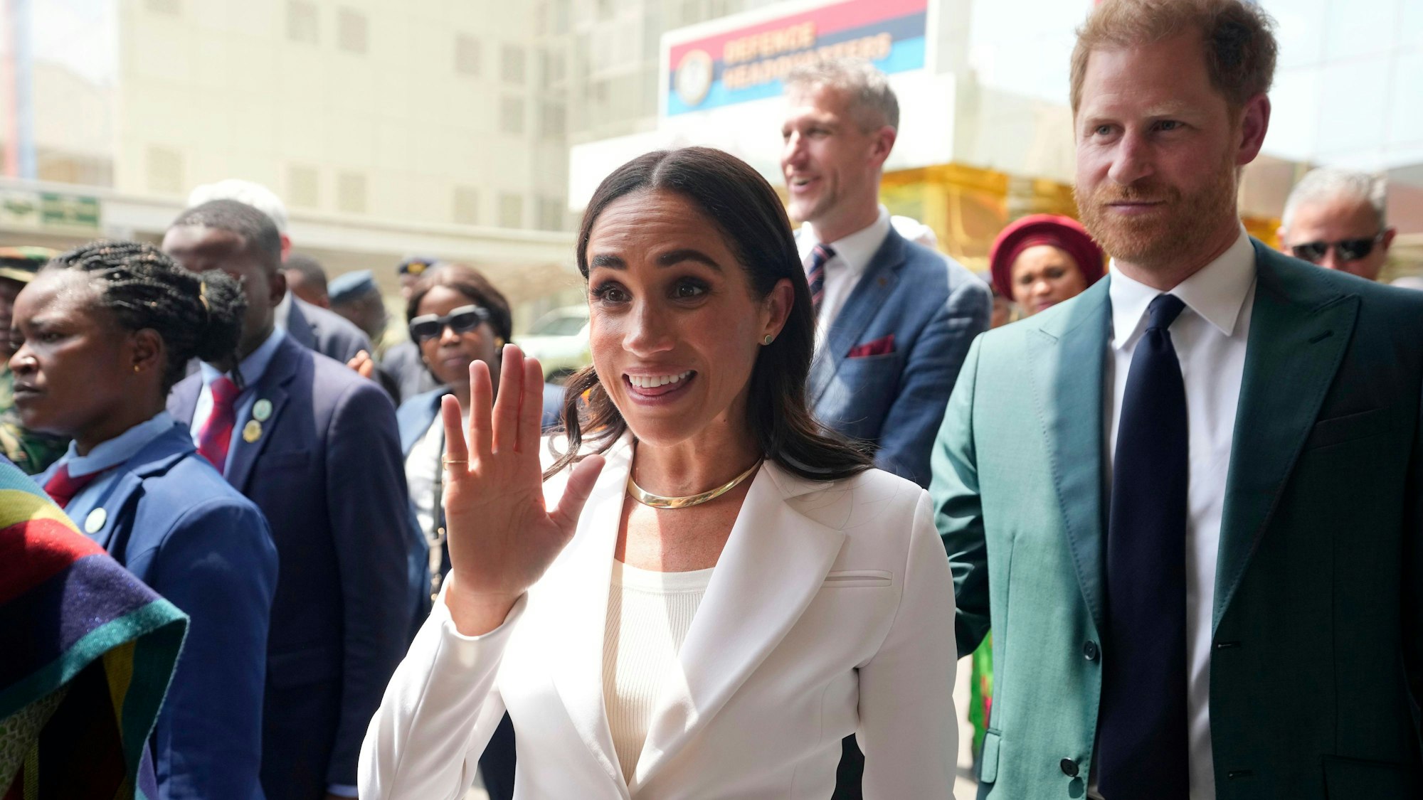 Prinz Harry und Meghan besuchen Ehefrauen der Armee im Hauptquartier des Verteidigungsministeriums in Abuja.