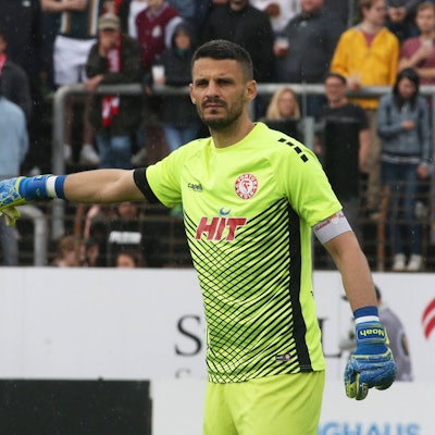 Regionallioga West, Saison 2022 - 2023, 34. Spieltag, 23.05.2023. Fortuna Köln - Wuppertaler SV -- Andre Weis Köln zeigt an *** Regionallioga West, season 2022 2023, 34 matchday, 23 05 2023 Fortuna Cologne Wuppertaler SV Andre Weis Cologne displays