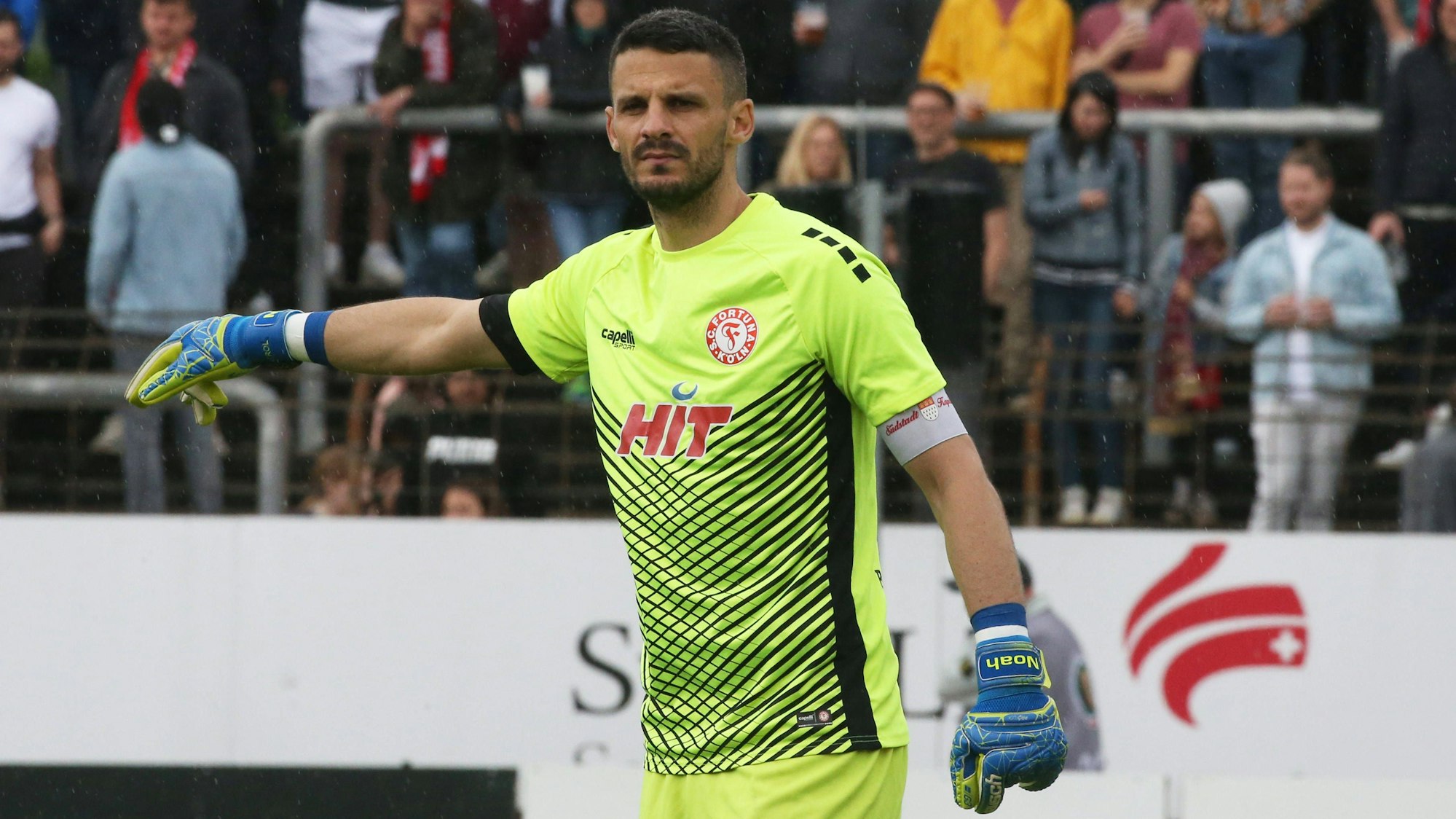 Regionallioga West, Saison 2022 - 2023, 34. Spieltag, 23.05.2023. Fortuna Köln - Wuppertaler SV -- Andre Weis Köln zeigt an *** Regionallioga West, season 2022 2023, 34 matchday, 23 05 2023 Fortuna Cologne Wuppertaler SV Andre Weis Cologne displays