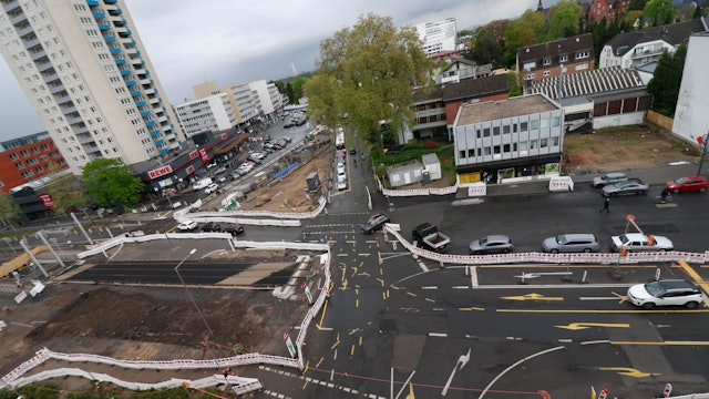 Blick von oben auf eine Baustelle auf einer großen Straßenkreuzung
