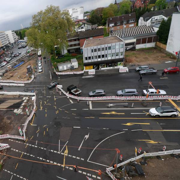 Blick von oben auf eine Baustelle auf einer großen Straßenkreuzung