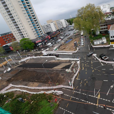 Blick von oben auf eine Baustelle auf einer großen Straßenkreuzung