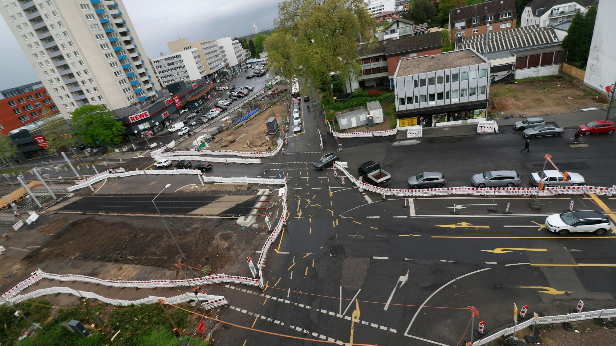 Blick von oben auf eine Baustelle auf einer großen Straßenkreuzung