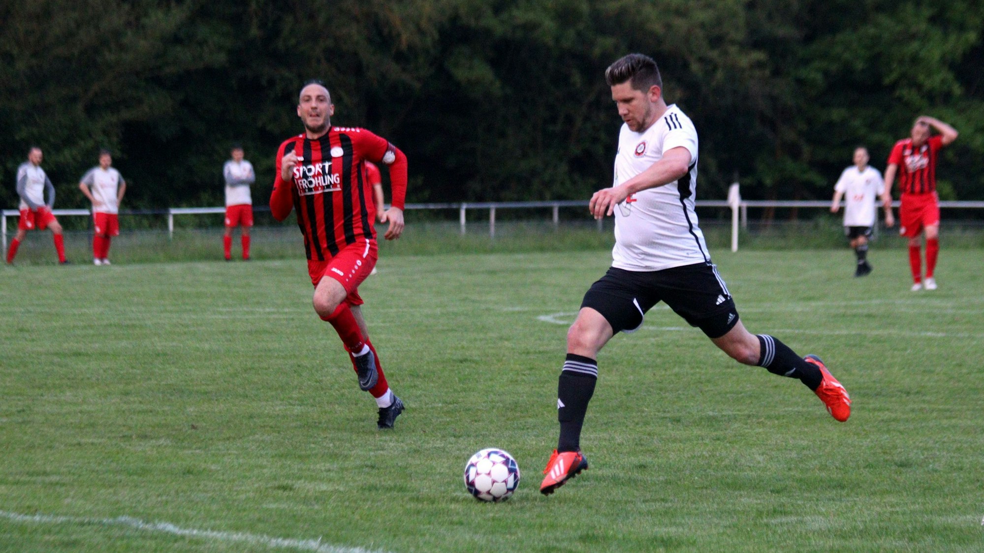 Sebastian Kaiser läuft aufs Tor zu und kann nicht mehr vom heraneilenden Bliesheimer Verteidiger eingeholt werden.