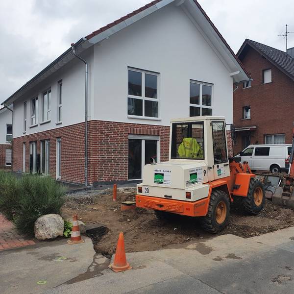 Auf einem Grundstück in Niederkassel laufen Arbeiten zum Bau von Doppelhäusern.