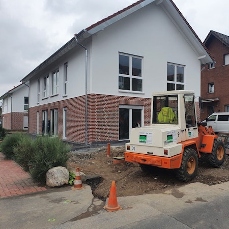 Auf einem Grundstück in Niederkassel laufen Arbeiten zum Bau von Doppelhäusern.